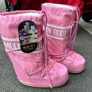 Brand New Youth Moon Boots. Size 13